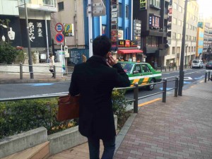 おさとさん、常にケータイ片手に仕事中(;^ω^)
