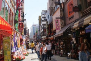 上野駅近くの商店街。生活するには便利な立地。